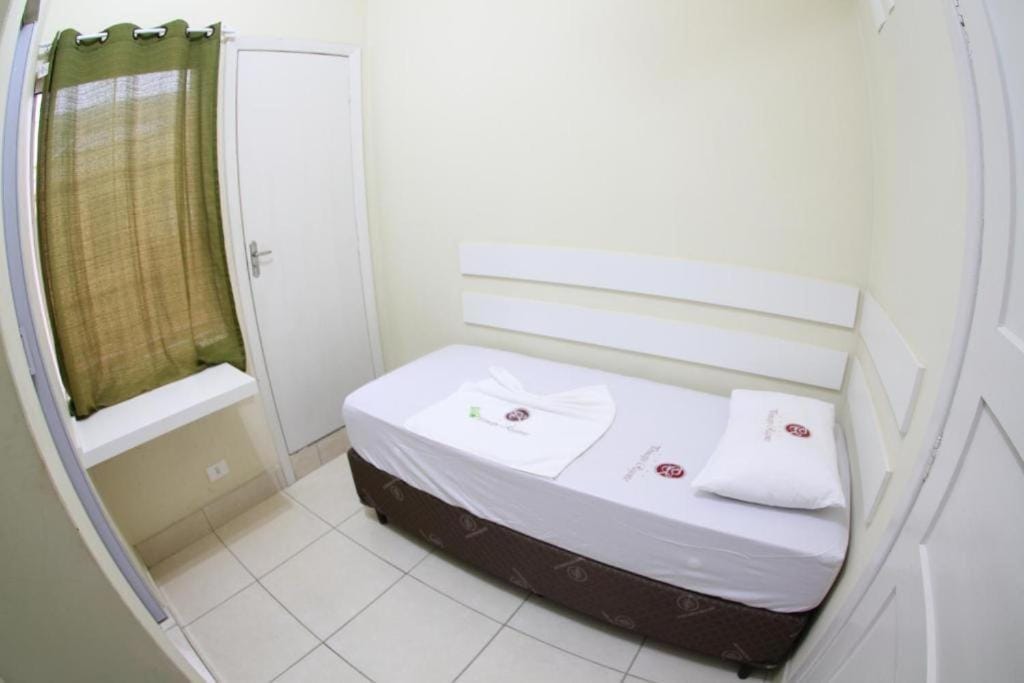 Quarto individual do Hotel Curitibano com cama de solteiro