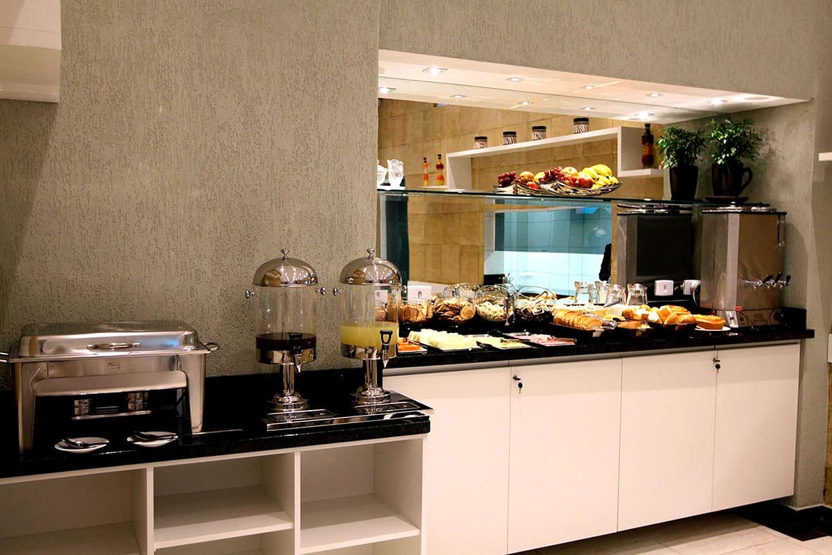 Hóspedes tomando café da manhã no Hotel Curitibano