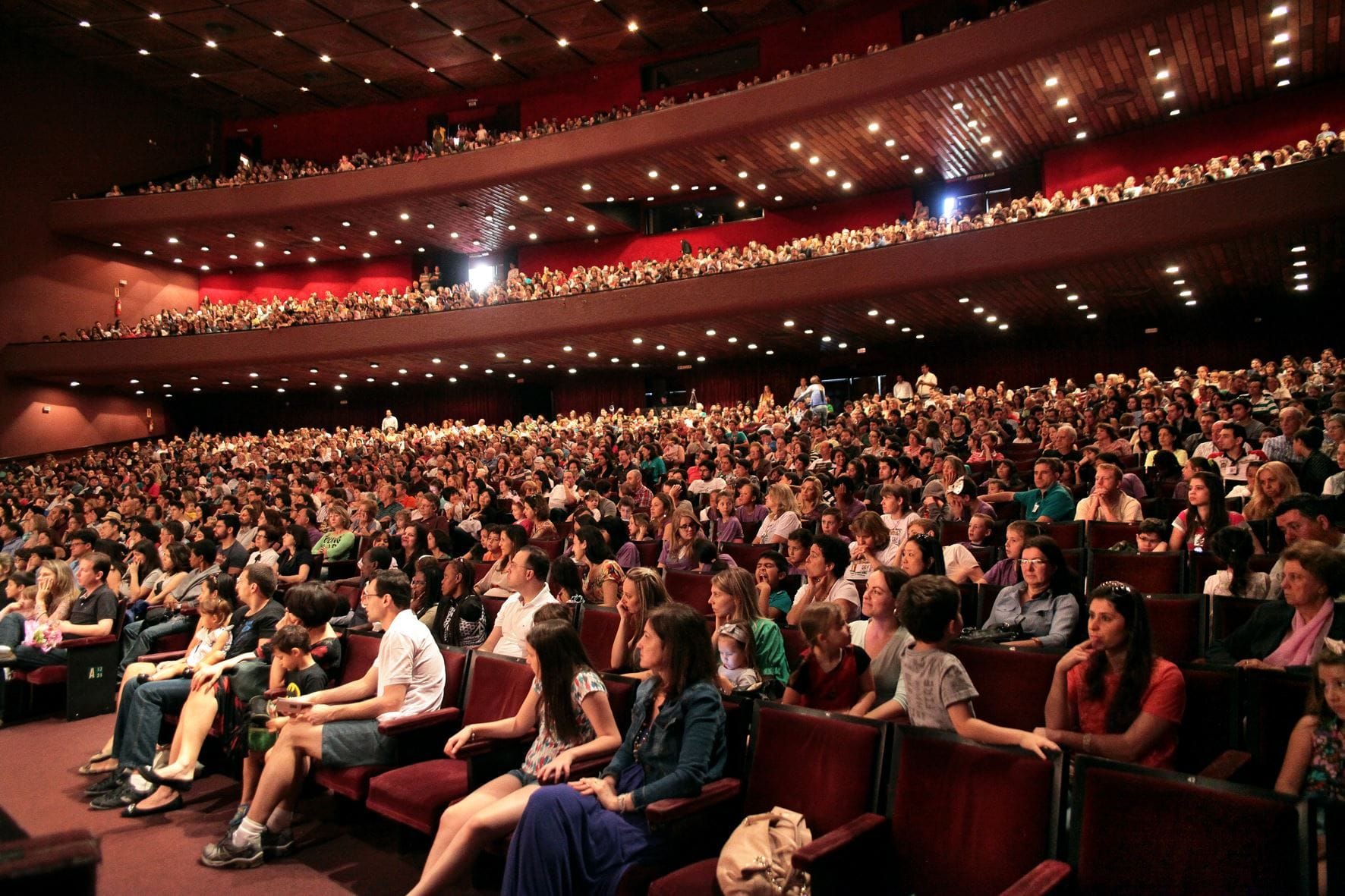 Teatro Guaíra, ponto turístico 380m do Hotel Curitibano