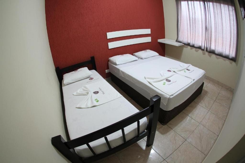 Quarto triplo do Hotel Curitibano com cama de casal e solteiro