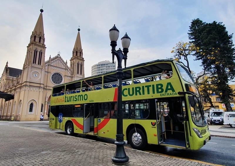 Ônibus de dois andares da Linha Turismo de Curitiba, ponto de embarque próximo ao Hotel Curitibano